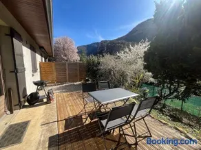 Maison cosy avec extérieur et parking - Image 1
