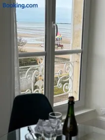 Waterfront Studio at Gold Beach, Sea View, Private Parking - Image 3