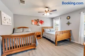 Family Home with Game Room & Fire Pit - Image 2
