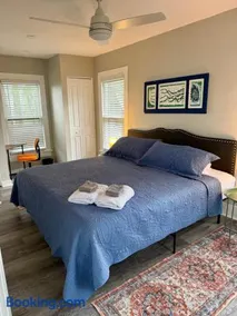 1BR 1BA Cozy Apartment Easy Walk to Town - Image 1