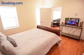 Uptown 23rd District Cozy 1BDR Walkable80 & Fast WiFi - Image 3