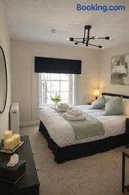 Charming 3 Bedroom High St Apartment - Image 4