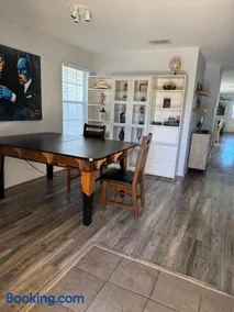 New Home with King Bed and 3 Bedrooms Fire pit Minutes to Cota and Tesla - Image 2