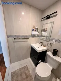 En-suite Luxury Bedroom Near JFK and UBS - Image 3