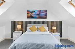 ComfortStay Homes - Modern 3BR Detached House with Ensuite, Stylish Lounge, Free Parking & WiFi Near Town - Image 4