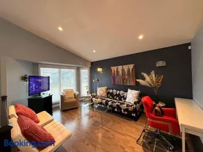 Hampton 3BR 2BA Suite Near Airport - Image 1