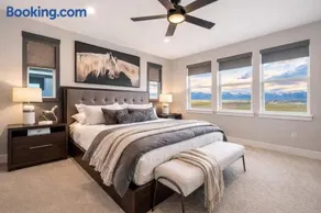 Modern Retreat for Groups with Majestic Views - Image 3