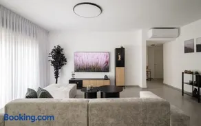 Stunning and new 3-BR apartment - Image 1
