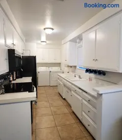 Private, Spacious, 4x Queen, 300 MBPS Internet with Backyard! - Image 4