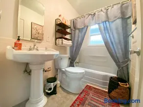 Sweet Home 1 King bed 1 Queen Bed with Ample Parking Only 2mins to Freeway - Image 5