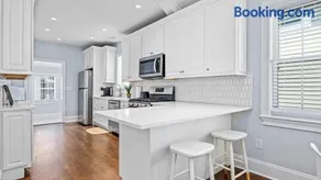 Modern Coastal Comfort - 3 Bedroom Condo with Balcony - Image 2