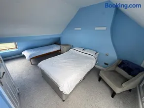 Top of Family Occupied House Double Room with Free Parking in York - Image 1