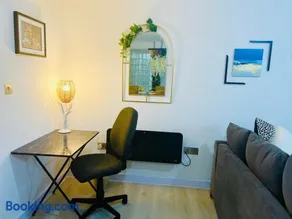 Safari Lodge - Close to Shopping Centre and Restaurants, Free Parking, Stylish and Amazing Artwork - Image 5