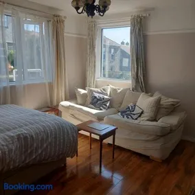 Sunny family room Porthleven No Dogs for this Booking - Image 1