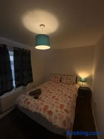 Cosy 2-Bed Maisonette-Aylesbury-Free Parking - Image 3