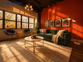 McCormick Place Spacious 3BR Family Heaven Sleeps 10 Guests with Optional Parking and Gym Access Near Downtown Chicago and Soldier Field - Image 1