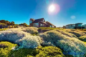 Gorgeous Waterfront home with easy Beach Access - Image 2