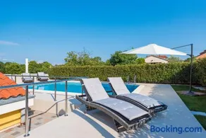 Villa Petra s bazenom, roštiljem i parkingom - Image 1