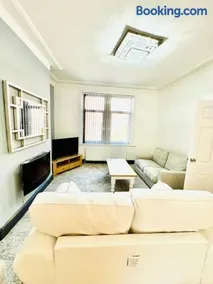 Stylish 5BR Home Free Parking & Fast WiFi - Image 5