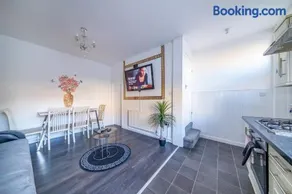 *RA60G* For your most relaxed & Cosy stay + Free Parking + Free Fast WiFi * - Image 4