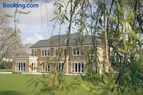 Luxurious House with private garden & Tree house - Image 3