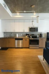Birmingham Stay 2BR with Rooftop Amenities - Image 4