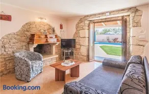Beautiful Home in Divsici With Wifi and 2 Bedrooms - Image 2