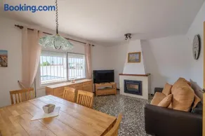 Villa avec jardin, piscine privée et terrasse | Vue jardin - Image 4
