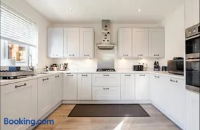 Telford - Priorslee, Spacious Double Room on a Newly built House, Free Parking, Free Wifi - Image 5