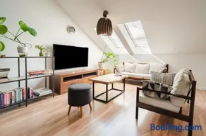 Old Town Apartment with FREE PARKING & AC - Image 1