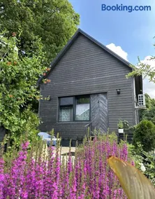 Amazing little house on an island with garden - Image 3