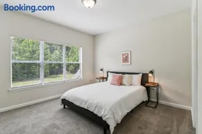 Verandas 1836 I Modern 2Bd I Parking I Pool I Gym - Image 3