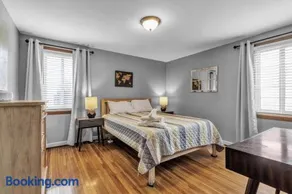 Beautiful 2 Queen Bed Lower Apartment in North Buffalo with Free Driveway Parking! - Image 5