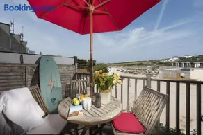 Porth Beach House - Dog friendly, Beachfront, Parking - Image 1