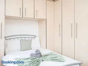 Modern 3 Bed Flat In Horsham - Image 2