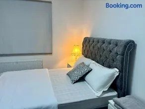 Room 4 on Green Road - Image 5