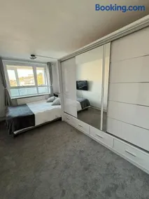 Private Room with King Size Bed, TV and Shared Bathroom - Image 1