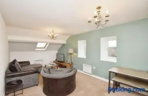 Lovely 2 bedroom flat in town centre by train station - Image 3