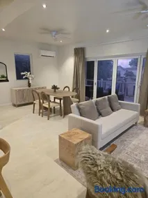 Stylish apartment 6 minutes walk to Mullins Beach - Image 1