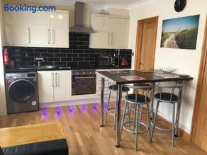 Ground floor 2 bed apartment in central location with private access to 7 miles of sandy beach (sleeps 4) - Image 1