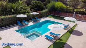 Nancy's budget villa with pool & Jacuzzi by "elite" - Image 1
