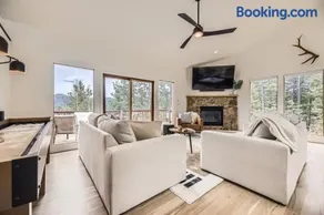 Serene Pine Foothills Cabin Hot Tub & Deck Views - Image 3