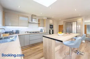 6 Bedroom, 2 Bathroom Modern, Spacious Home - Image 5