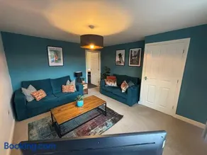 Central location -3 Beds, 2 baths , off-street parking, fast Wifi, sleeps 7 - Image 1