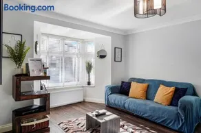 4 BR 6 Beds 3 Bath PS4, Pool Table Parking x4 Close to Legoland & Windsor - Image 2
