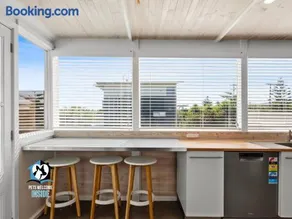 Stones Throw to Beach & Chiton Surf Club - Image 4