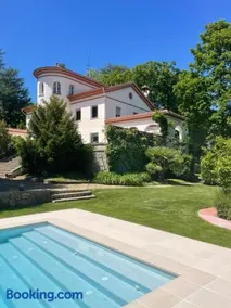 Espectacular Casa Chateau en el centro de Olot - Image 1