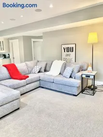 Luxury Chestermere Retreat - Image 3