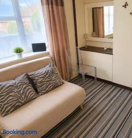 The Loft Retreat 3BR Apartment for 7 Guests - Image 2