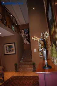Chateau Vue Guesthouse - Image 1